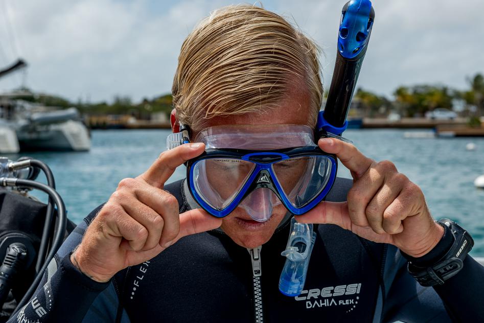 ¿Cuál es la mejor máscara de buceo? 1 Chico probándose la máscara