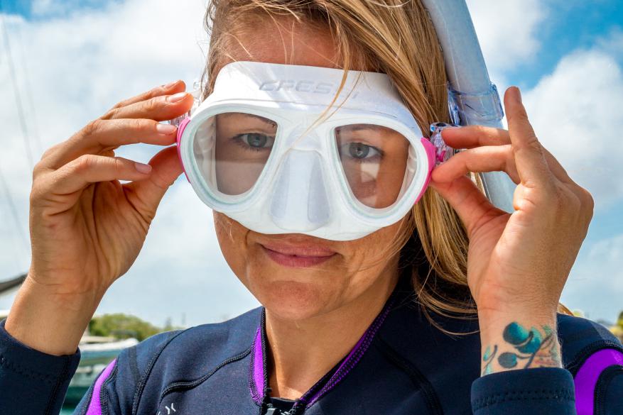 ¿Cuál es la mejor máscara de buceo? 2 Chica probándose una Cressi Calibro