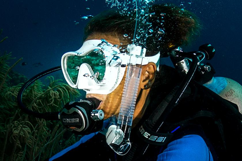 ¿Cuál es la mejor máscara de buceo? 4 Buceadora con máscara Cressi f1
