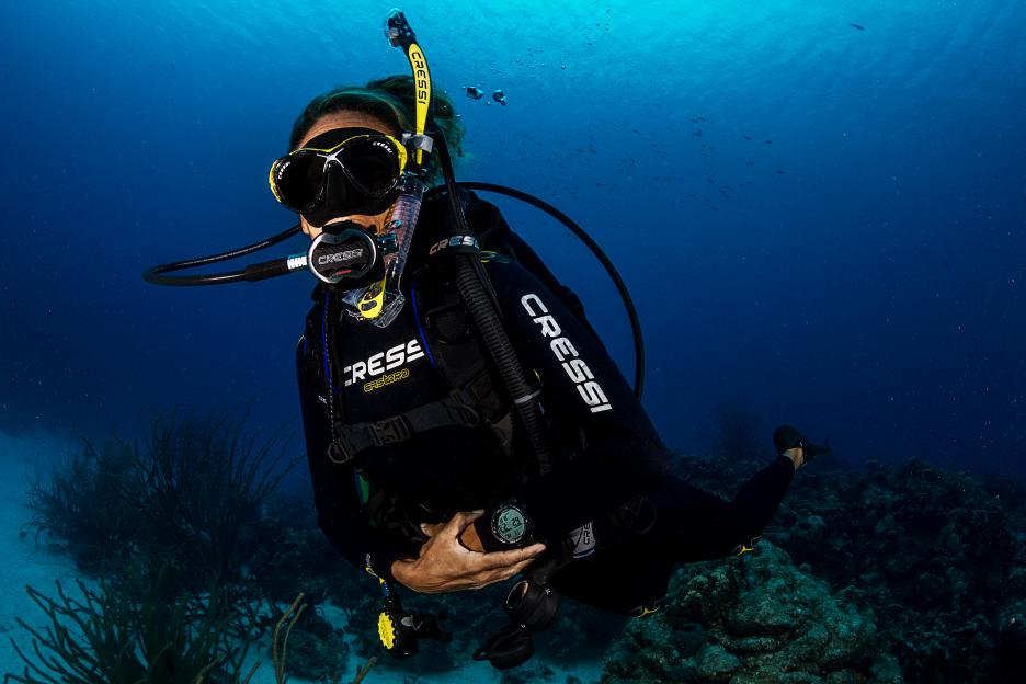 ¿Cómo elegir el ordenador de buceo correcto? 4 Buceadora con un Cressi Drake Newton