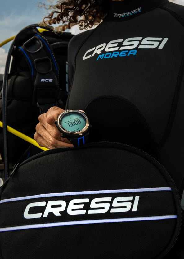 ¿Cómo elegir el ordenador de buceo correcto? 7 buceadora mostrando su Cressi Newton